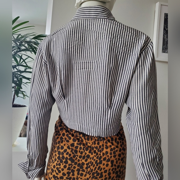 Cropped French Cuff Striped Blouse - Picture 4 of 7